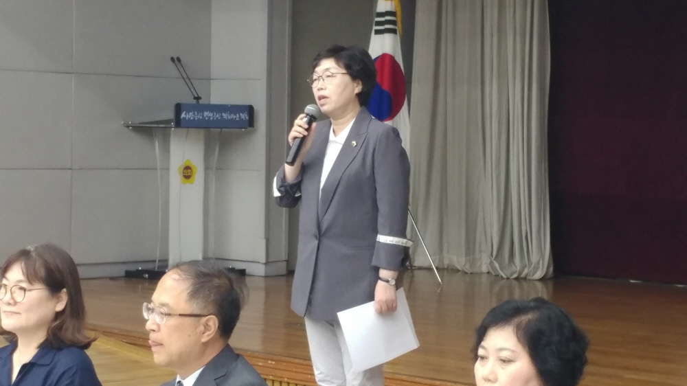경기도의회 박옥분 여성가족평생교육위원장이 축사를 하고 있다.