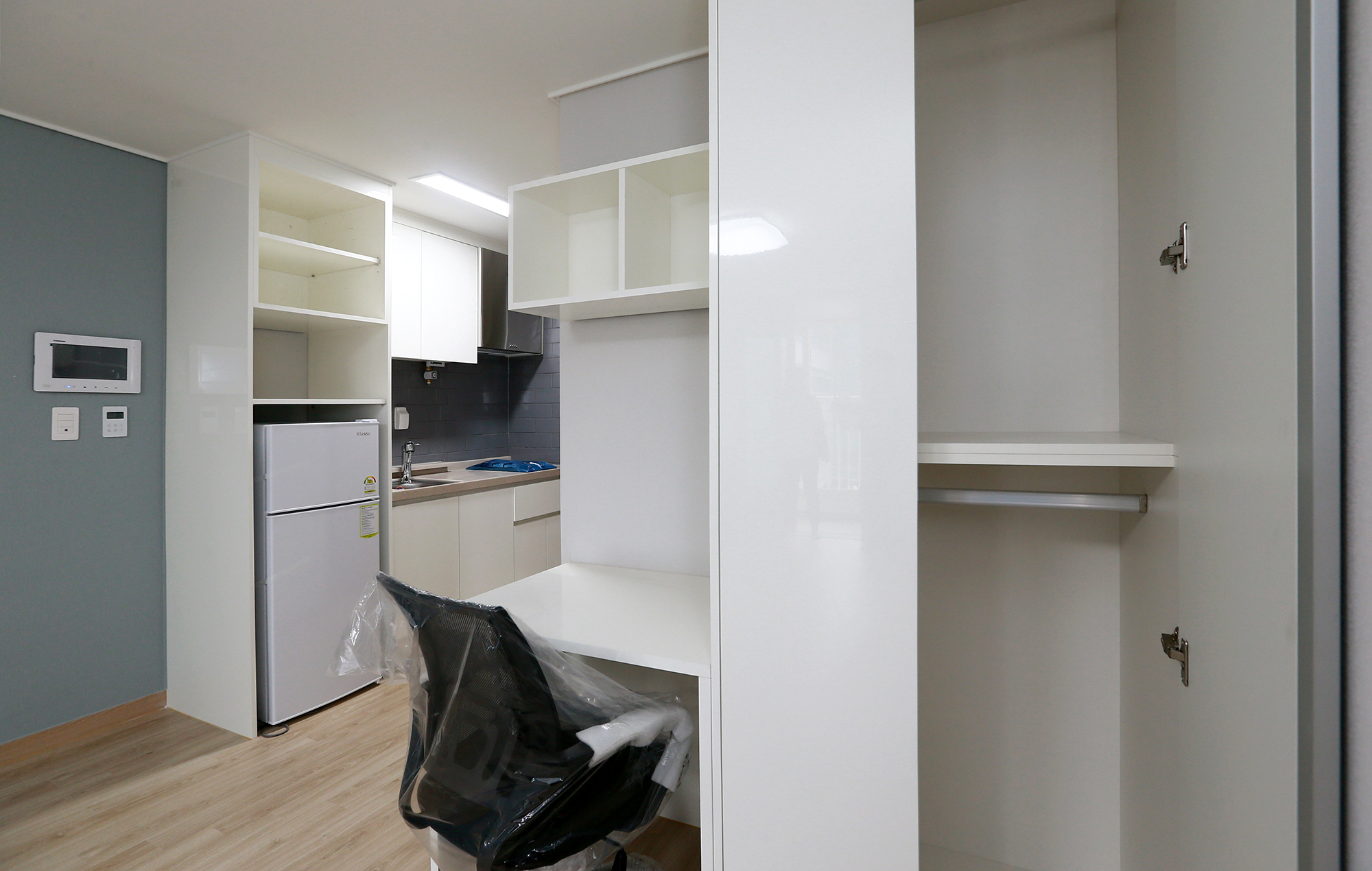 원룸형인 26㎡ 타입에는 책상과 냉장고 등이 기본으로 제공된다. 