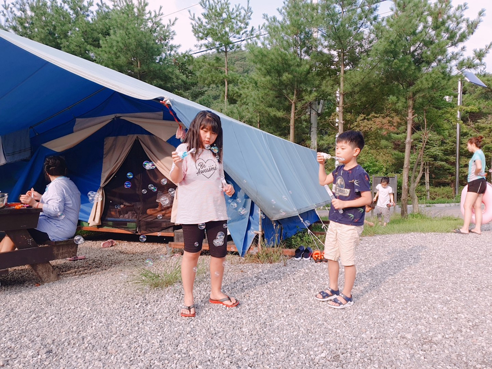 이번 캠프는 총 44가족(2영지~3영지)을 선착순으로 선정하며, 9월 28일 이후 개별 통지한다. 공연 및 캠프 파이어, 자연 만들기 등 가족 구성원 모두가 참여하고 즐길 수 있는 다양한 프로그램을 운영할 예정이다.