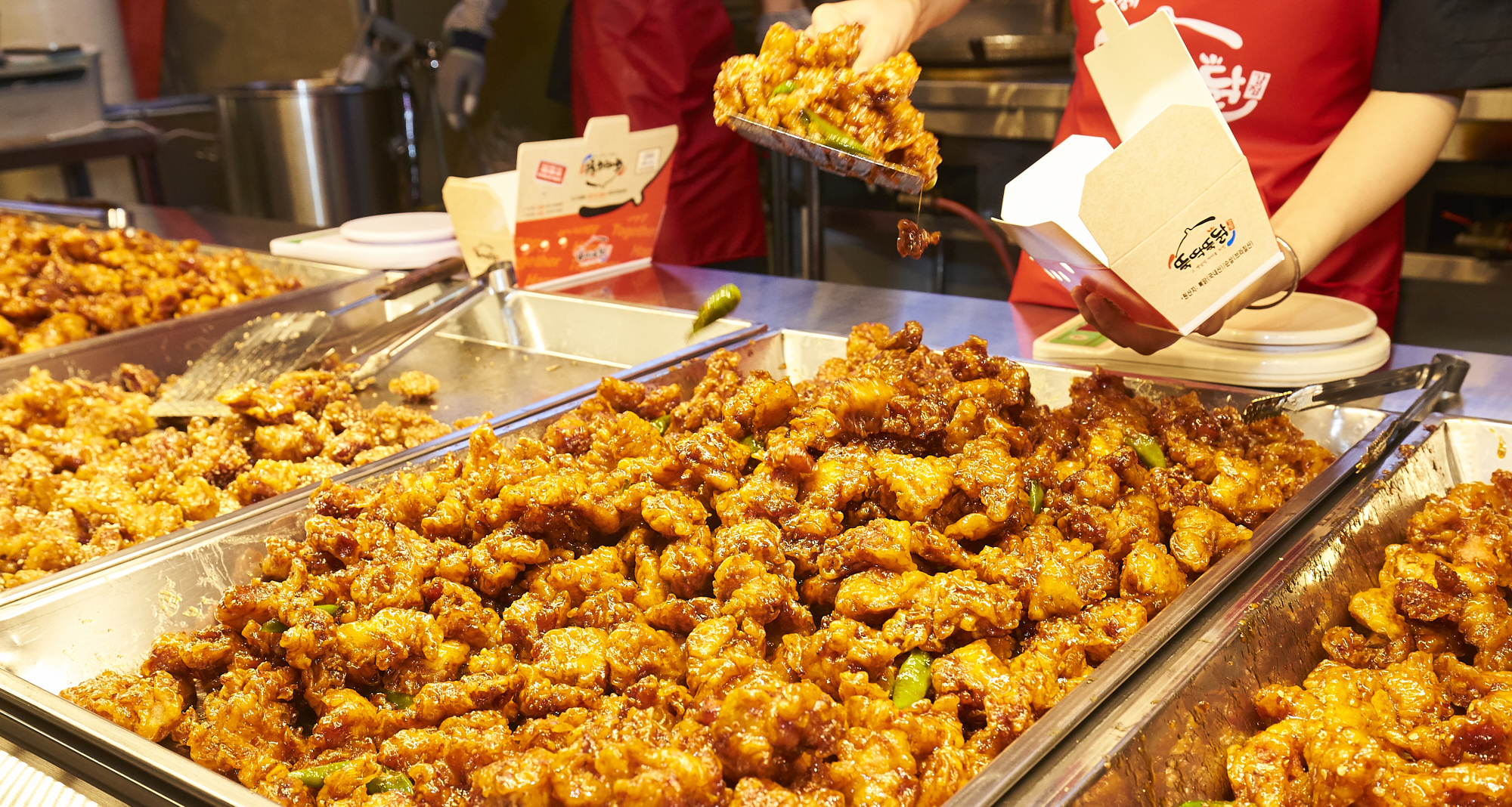  ‘뚝딱뚝닭 강정’은 ‘경기도 전통시장 명품점포’로 선정된 곳이다. 차별화 요소로 소스를 직접 제조해 사용하고 있다. 맛이 좋고 원산지는 브라질산 닭을 사용하고 있다.