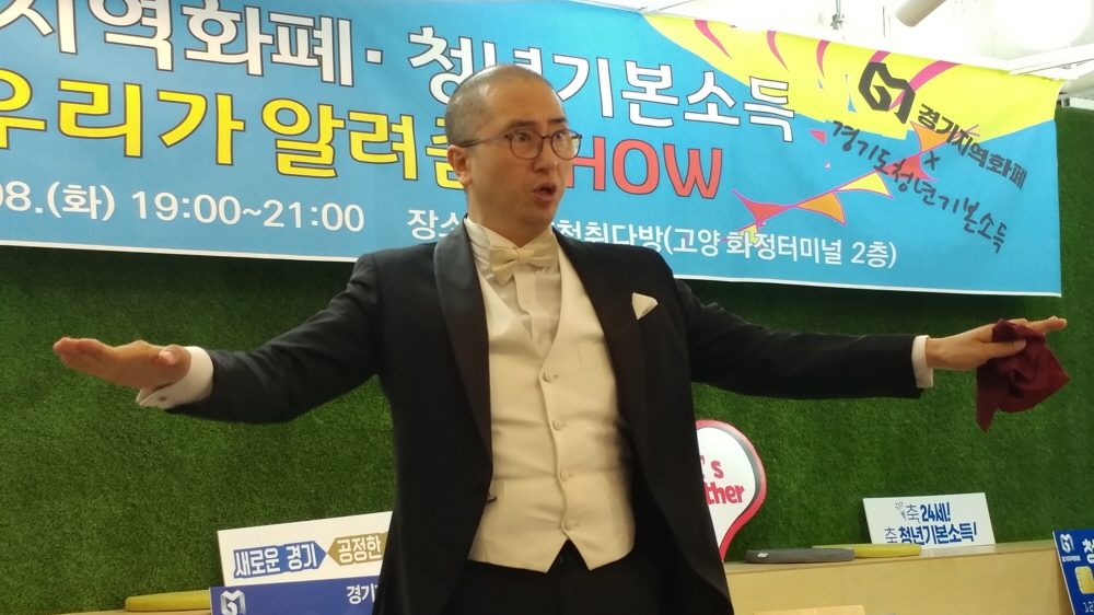 김홍규 바리톤이 열정적으로 식전공연을 하고 있다.