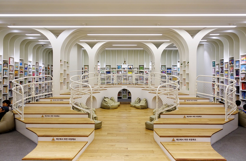 6층 열린서재는 6000여 권의 국내외 그림책을 보유한 ‘그림책 도서관’이다. 