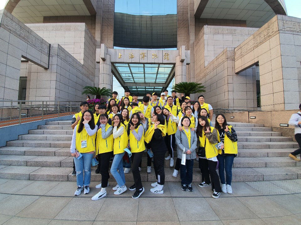 상해박물관 앞에서 경기도 중학생 역사원정대가 기념촬영을 하고 있다. 