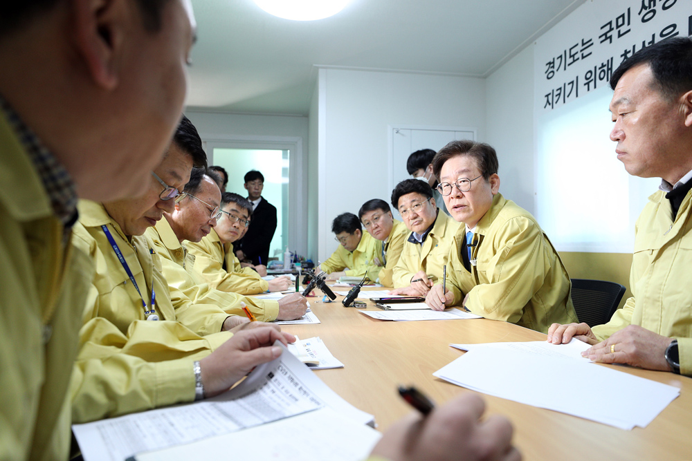 이재명 경기도지사가 19일 이천시 이황1리 마을회관에서 ‘코로나19 지역사회 확산방지 대응태세 긴급점검회의’를 주재하고 있다.
