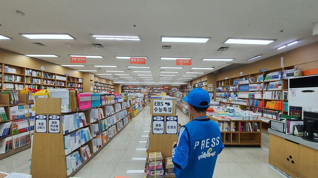 동네서점 상품권, 책도 사고 지역 경제도 살리고! : 꿈나무기자단 : 경기도뉴스포털 동네서점 상품권, 책도 사고 지역 경제도 살리고! 