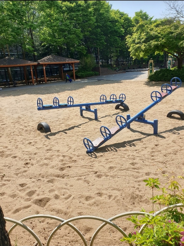 공원에 있는 놀이터가 아이들 안전에 적합하지 않다는 이유로 없어지고, 낡은 시소 2개와 모래만 남게 되었다.