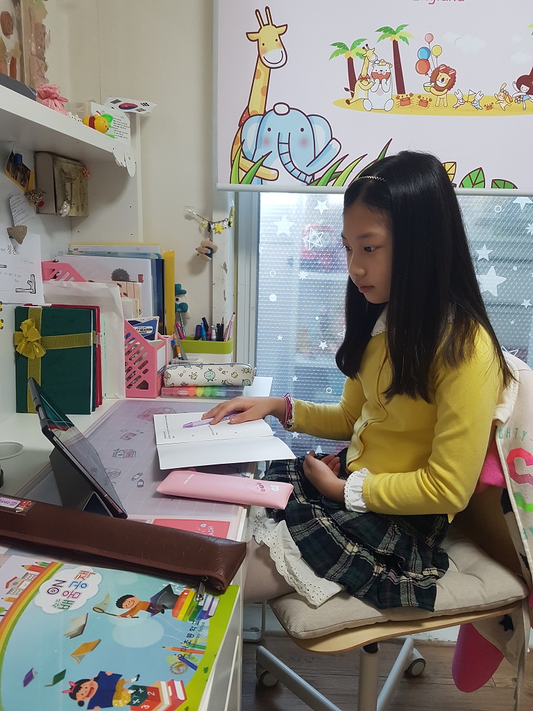 꿈기자가 온라인 수업에 참여하고 있다.