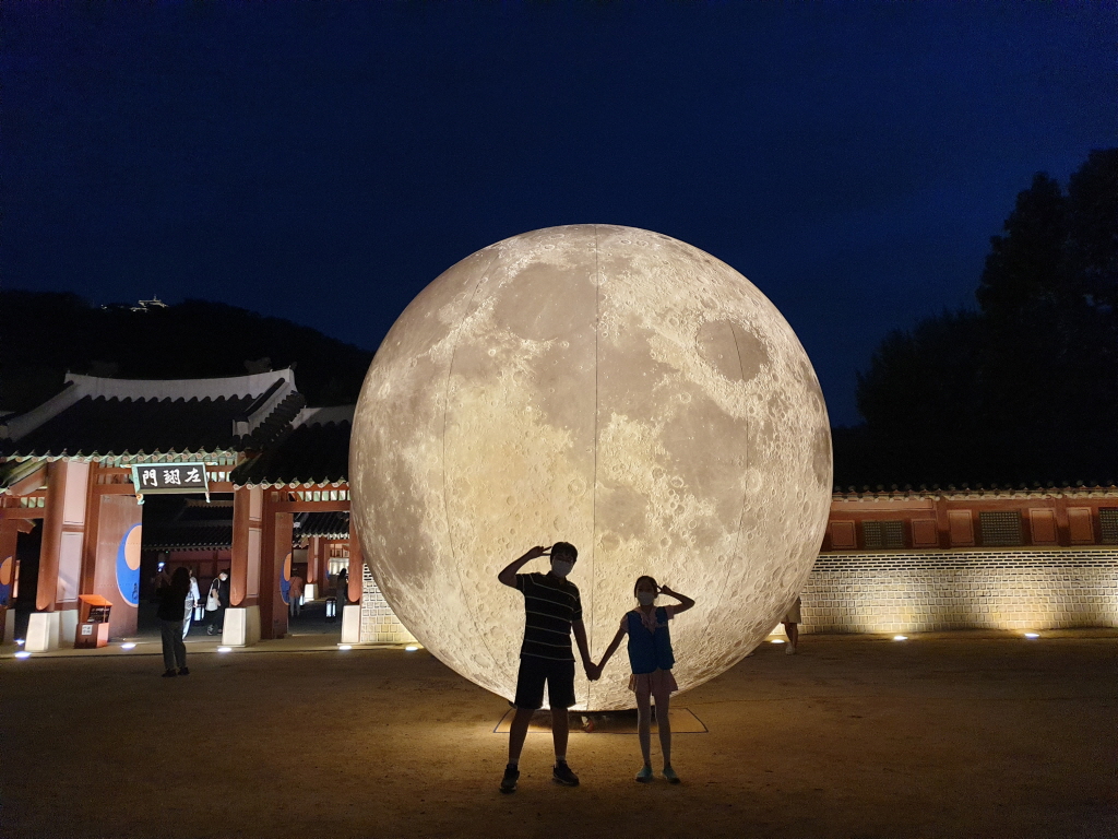 ‘낙남헌’ 앞마당에서는 큰 보름달이 관람객을 맞이하고 있다. 