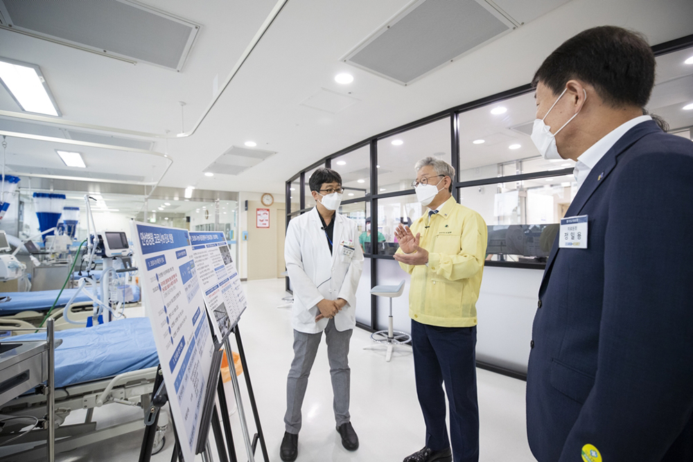 지난 7월 이재명 경기도지사가 코로나19 감염병거점병원인 경기도의료원 안성병원을 방문해 의료진과 만나고 있다.