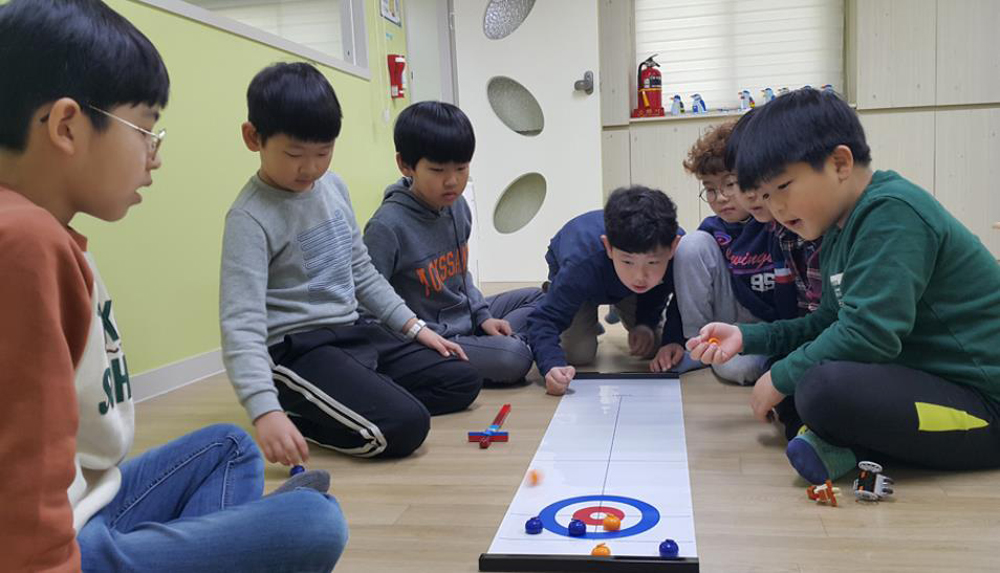 OECD 조사결과에 따르면 한국 아동들의 놀이시간은 매우 부족한 것으로 나타났다. 한국 초등학생이 하루 평균 부모와 함께 보내는 시간은 불과 48분밖에 되지 않는 것으로 조사됐다. 아이들의 놀 권리가 침해받고 있는 것이다.