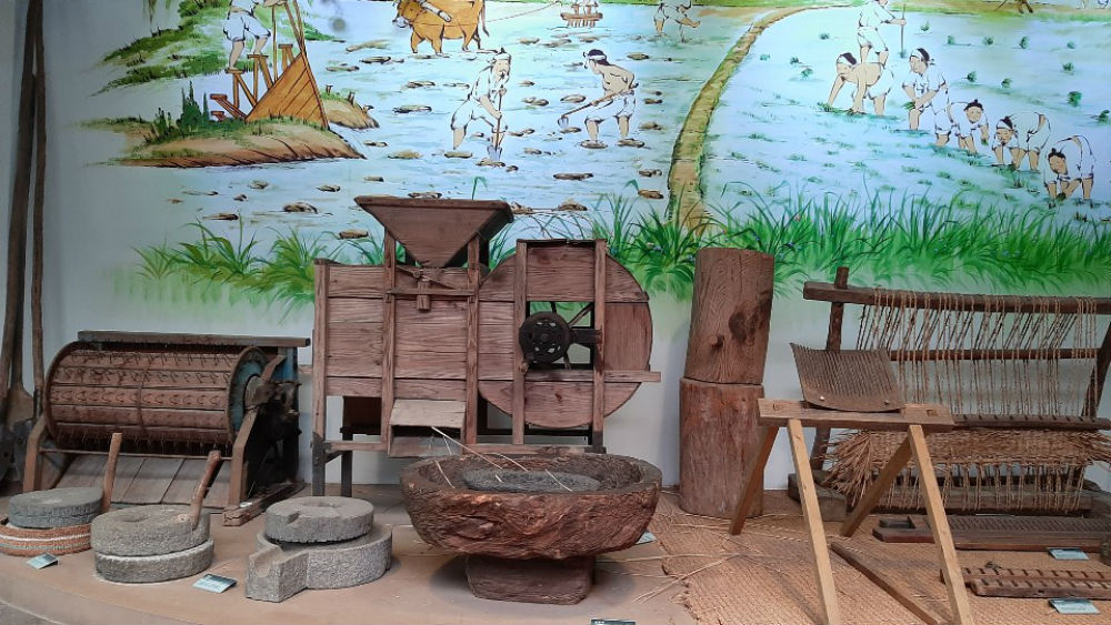 유진민속박물관은 고양시 덕양구 원흥동에 위치한 민속박물관이다. 주 소장품으로는 농기구, 생활도구, 도자기 등이 전시되어 있으며 전시연계 체험학습을 다수 진행하고 있다.