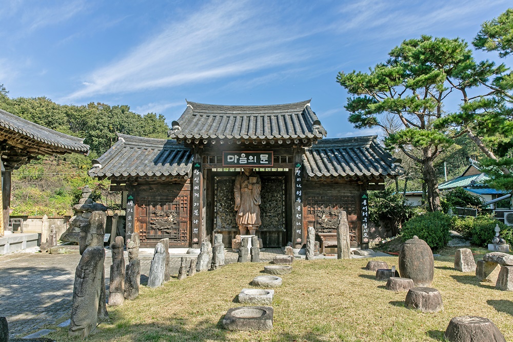 여주시에 위치한 목아박물관은 목 조각과 불교문화가 아름답게 조화를 이룬 박물관이다.  