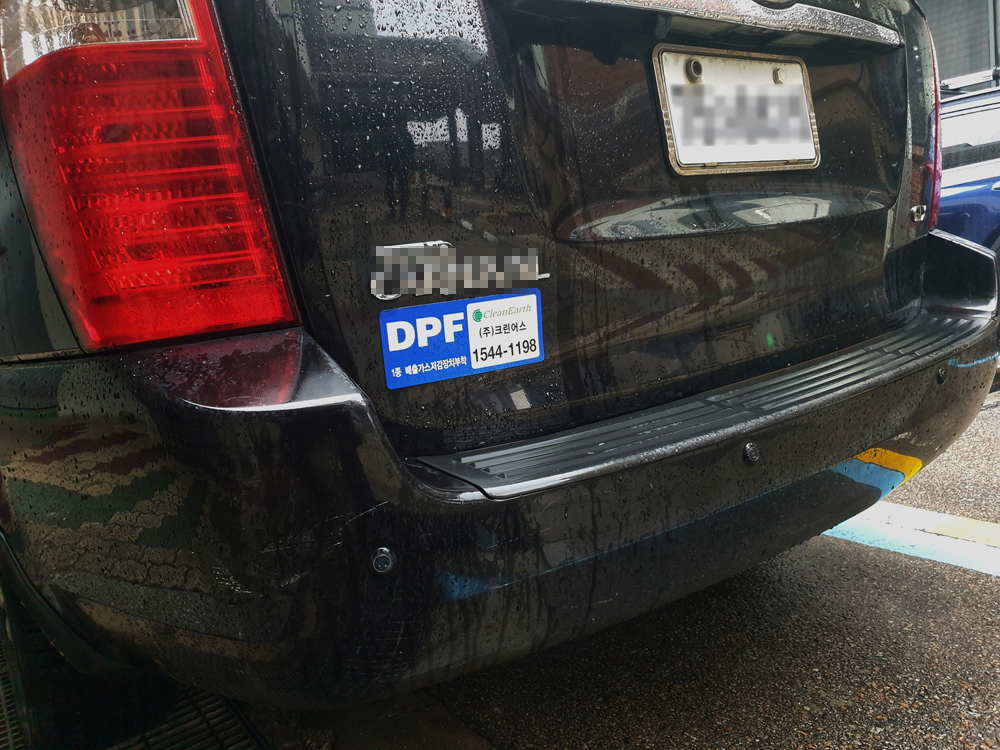 DPF 부착 차량은 뒷면에 이를 인증하는 스티커를 붙인다.