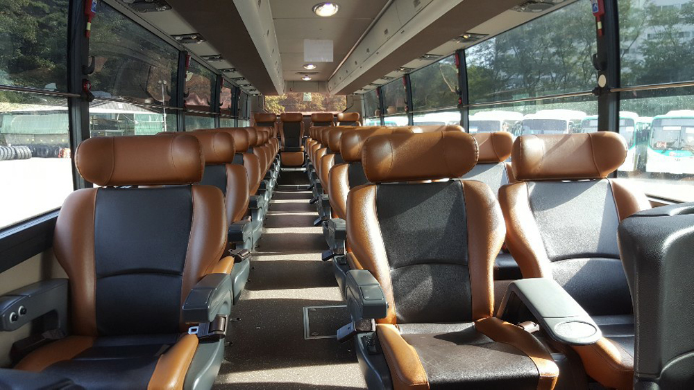 경기 프리미엄버스는 노선별로 2대의 28~31인승 우등형 버스로 운행된다. 정류소를 최소화해 빠른 이동이 가능하다.