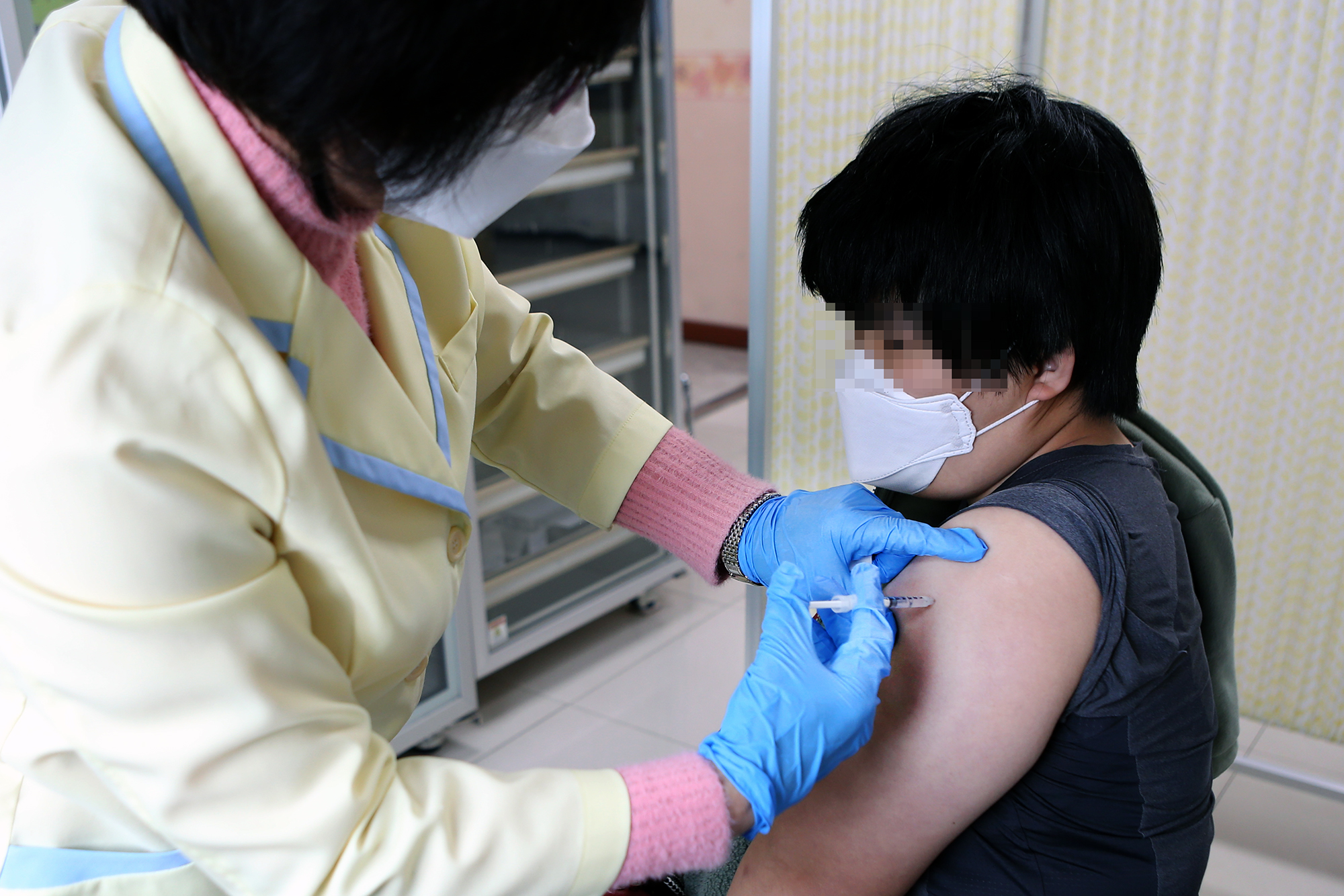 이날 백신을 맞은 접종자들은 8~12주 후 2차 접종을 하게 된다. 
