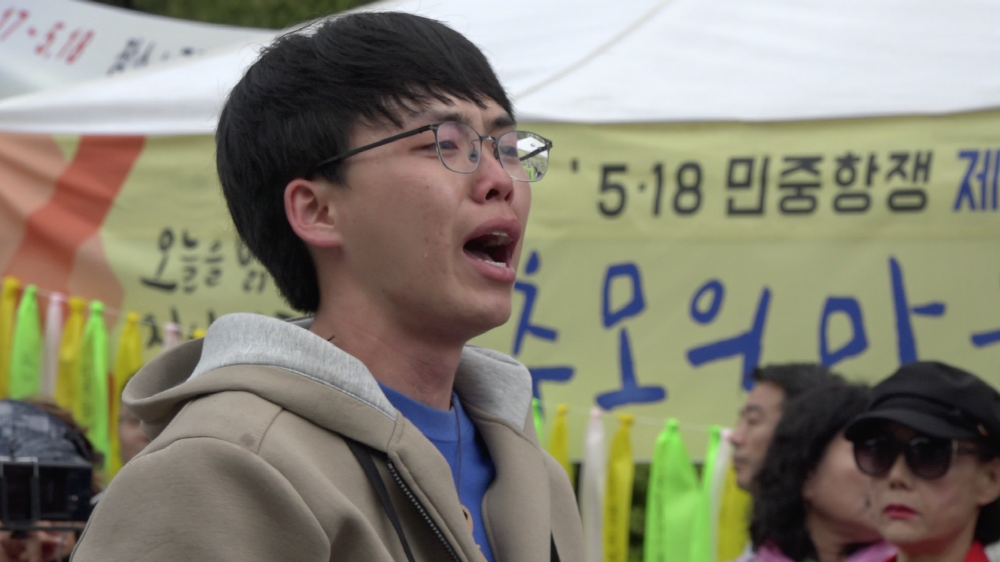 박영이 감독의 ‘우리가 살던 오월’은 5·18 역사기행에 참가한 재일동포 4세 청년, 광주 지역의 대학생들, 민주화운동 참가자, 유가족과의 만남을 기록한 영화다. 