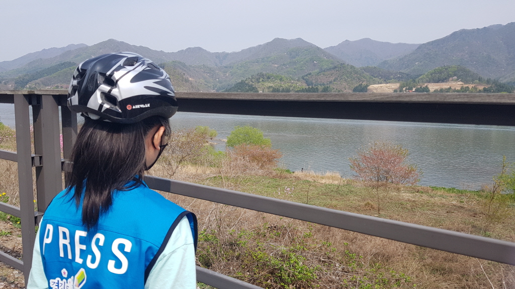 꿈기자가 북한강을 바라 보고 있다.