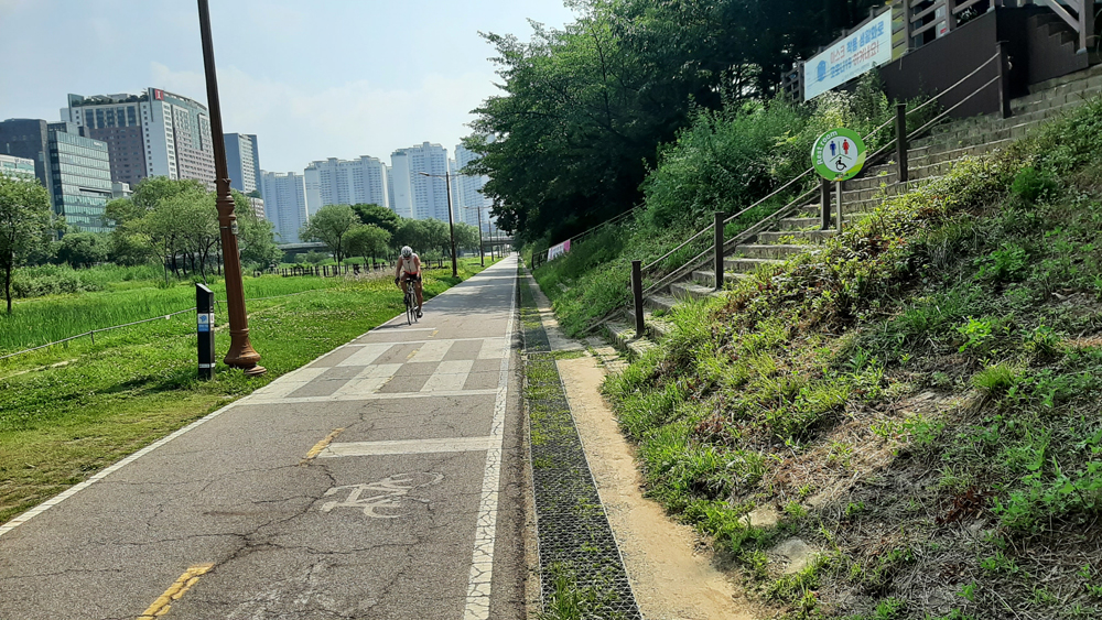 성남 탄천 자전거 도로는 한강 시민공원 잠실지구부터 성남을 경유해 용인까지 이어져있어 장거리 라이딩을 도전해보고 싶은 사람들에게 좋은 코스다. 