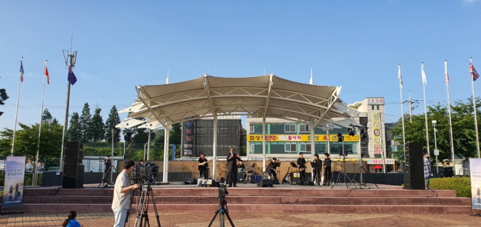 지난 6월 17일 대명항 야외무대에서 경기바다 힐링음악회가 열렸다.
