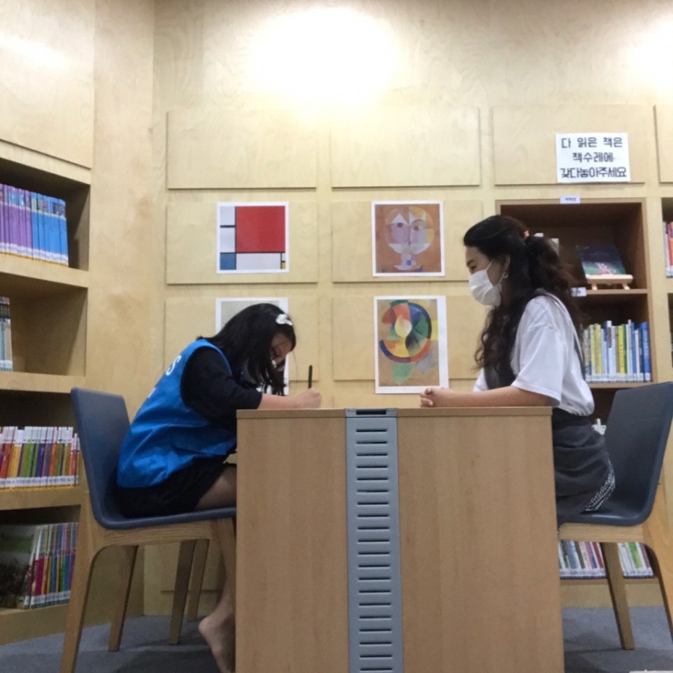 강은영 관장은 코로나19로 도서관 내 열람이 되지 않아 아쉽다며 “하루빨리 도서관에서 책을 읽을 수 있는 날이 오기를 바란다”고 말했다. 
