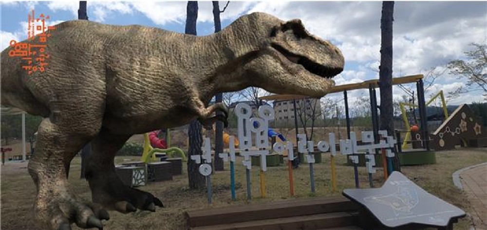 증강현실(AR) <공룡이 나타났다-ARsaurus>로 본 ‘박물관 놀이터의 티라노사우르스’.