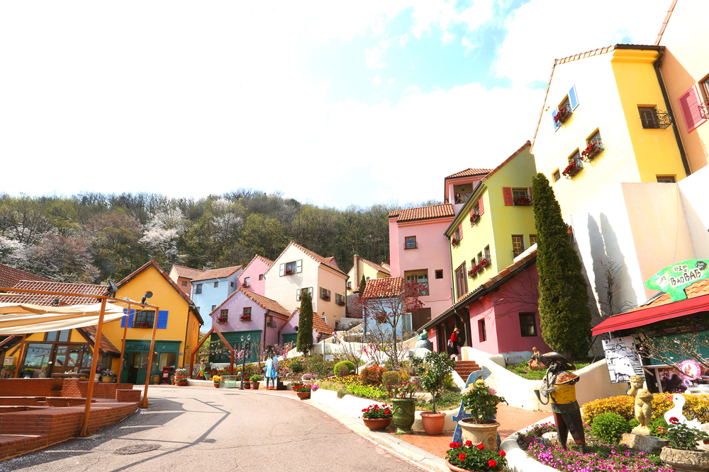 경기도 가평군에는 프랑스와 이탈리아 마을을 재구현해낸 테마파크들이 있다. 사진은 쁘띠프랑스의 모습.