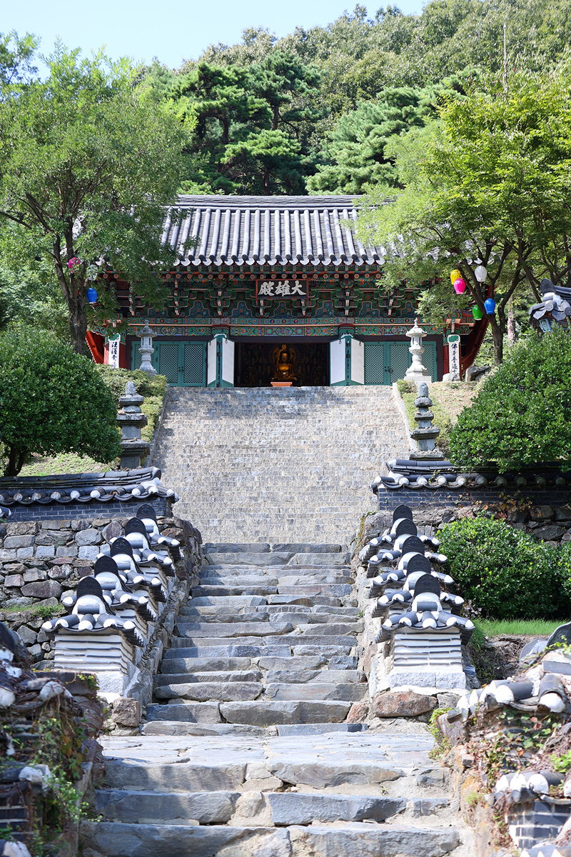 서운산의 한 기슭에 조용히 자리한 석남사는 신라 문무왕 때 창건된 후 수많은 승려들이 머문 거찰로, 1500년 역사를 가진 곳이다. 