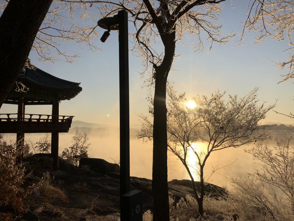 유유한 남한강의 물결을 곁에 두고 낮고 부드러운 봉미산 기슭에 자리잡은 신륵사는 여주의 대명사라고 할 수 있다.