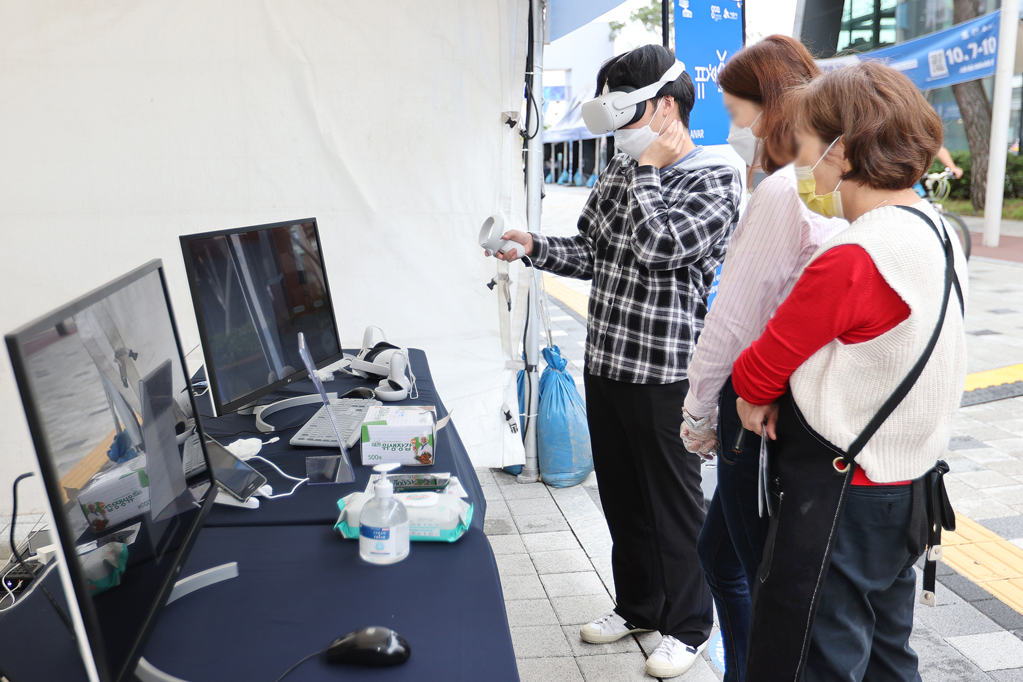 관람객들이 행사장에 마련된 부스에서 VR 체험을 해보고 있다.