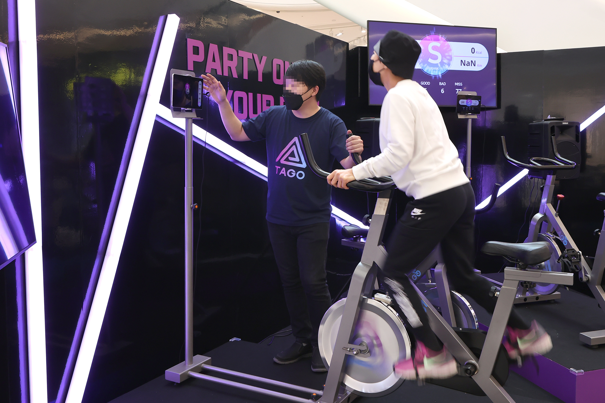 한 관람객이 몰리스 아트리움에 있는 ‘AR 모션인식 디지털 실내 자전거’를 체험해보고 있다. 
