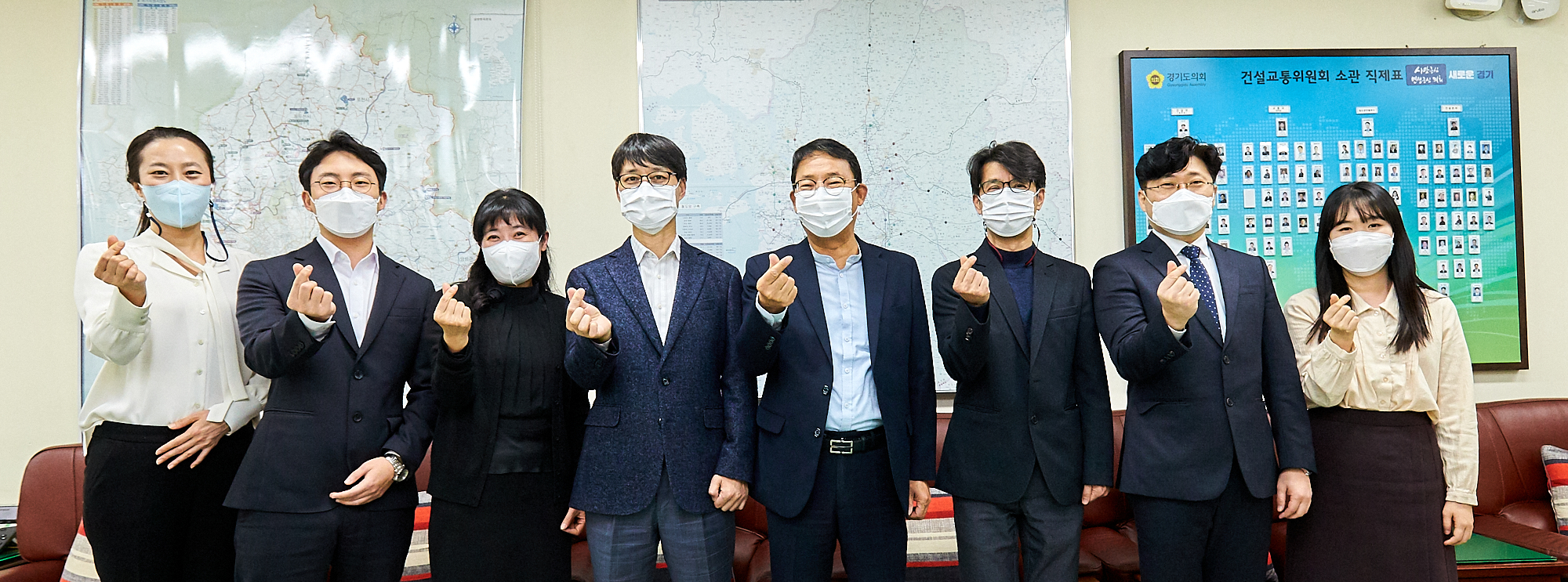 김양수 수석전문위원(왼쪽에서 5번째)을 비롯하여 경기도의회 건설교통 전문위원실 직원들이 포즈를 취하고 있다. 