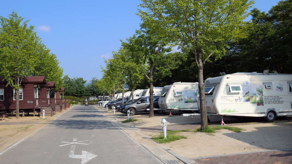 연천 한탄강 오토캠핑장은 88개의 캠핑 사이트를 비롯해 자전거 대여, 공동취사장, 샤워장, 풋살 경기장 등 다양한 편의시설이 자리하고 있는 곳이다.
