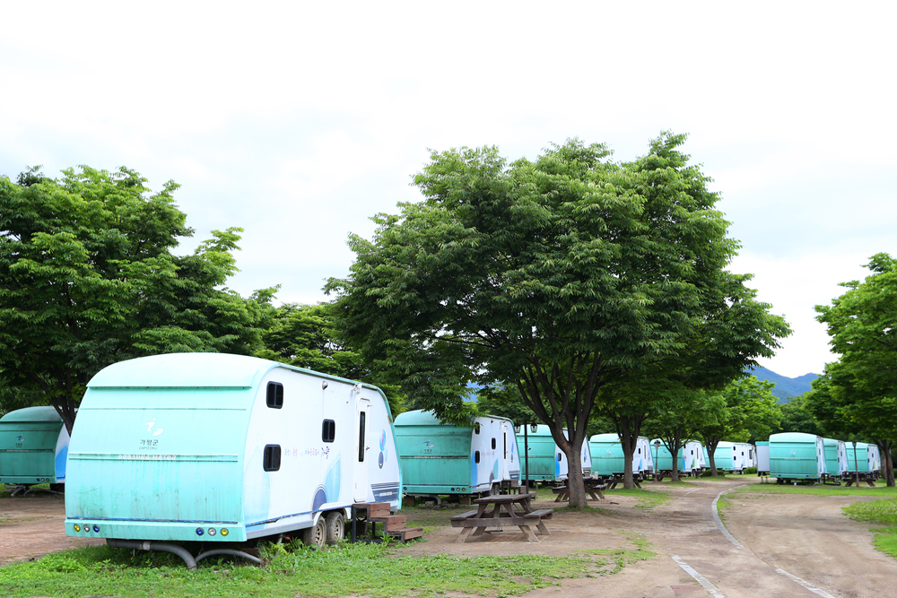 가평군에 위치한 자라섬 캠핑장은 모빌홈, 캐라반, 캐라반사이트, 오토캠핑장 등의 야영시설이 있으며 공동시설로 취사장, 화장실, 샤워실, 세탁실이 있어 편리하게 캠핑을 할 수 있다. 