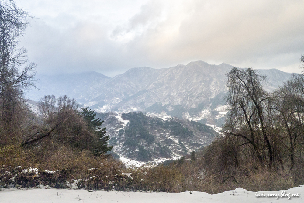 연인산은 매년 5월 멋진 철쭉들을 만나볼 수 있는 곳이지만 겨울에도 등산로가 완만해 멋진 등산초보자들도 설경을 만나볼 수 있는 곳이다.