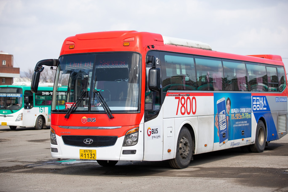 경기도는 경기도 공공버스 노선 중 2층버스와 양문형 차량을 제외한 총 212개 노선 1,760대를 대상으로 ‘비접촉(태그리스) 버스 요금 결제 서비스’를 단계적으로 도입한다고 밝혔다.
