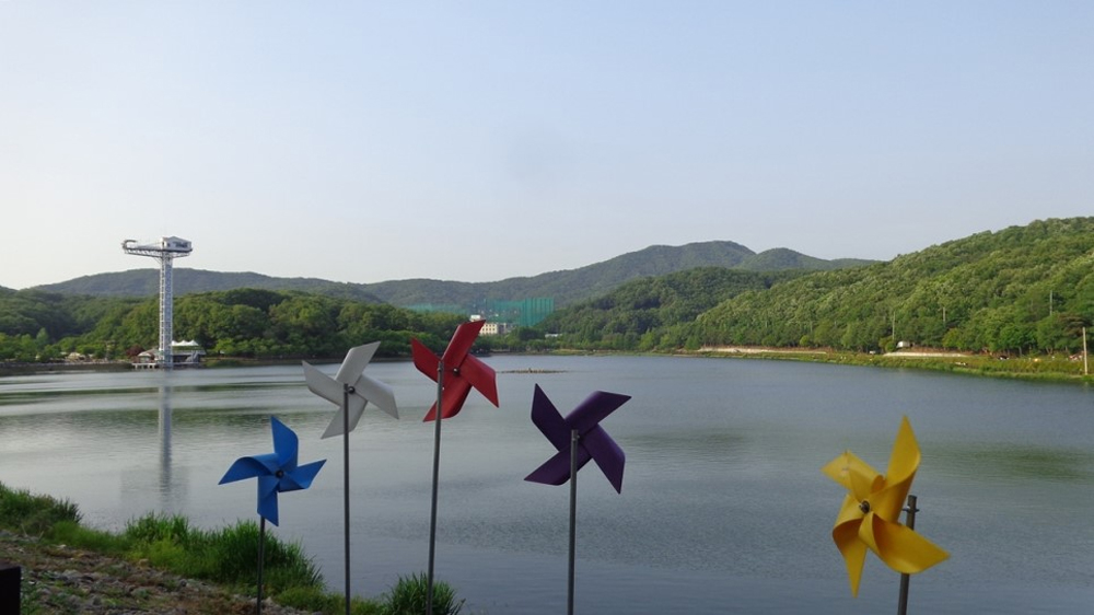 성남 율동공원은 81만 평이라는 넓은 면적을 비롯해 저수지, 번지점프대, 책 테마파크 등 다양한 구경거리가 자리하고 있는 곳이다.