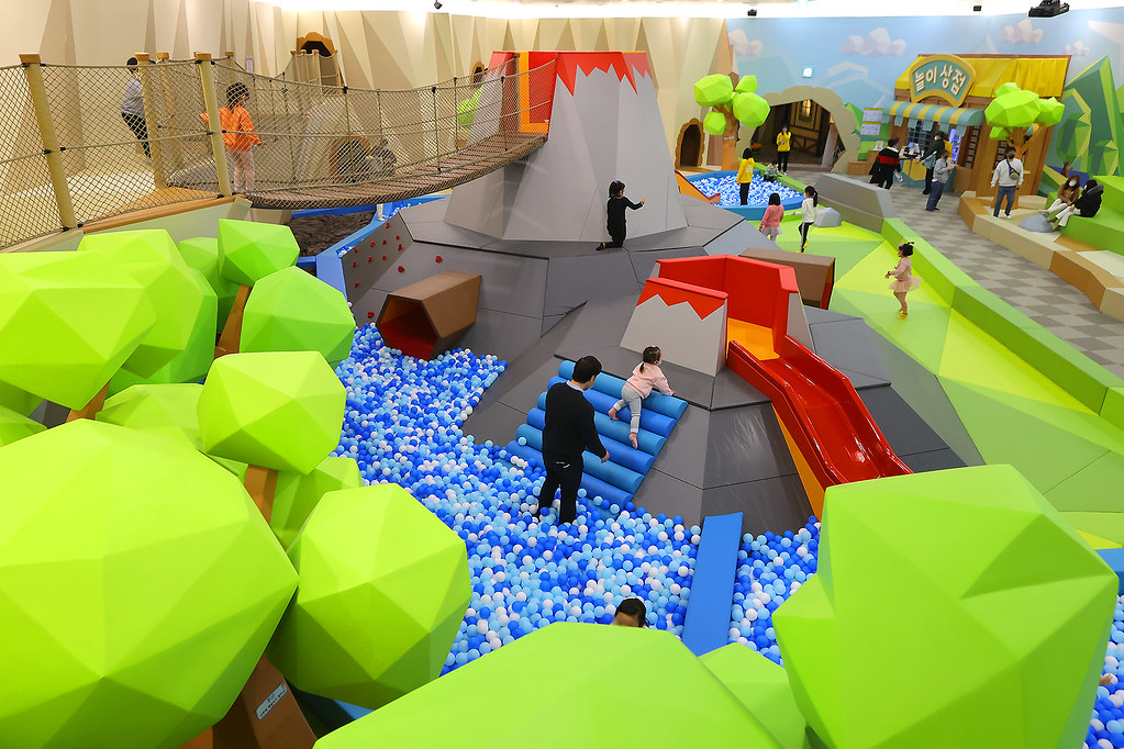 파주 놀이구름은 10년간 유휴공간이었던 운정호수공원 내 유비파크를 EBS 캐릭터와 함께 뛰어놀 수 있는 어린이 문화체험 공간으로 조성한 곳이다.