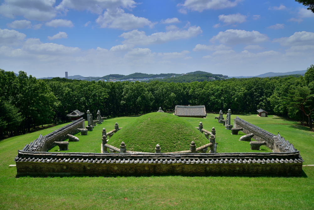 건릉은 조선 제22대 왕 정조(正祖 1752~1800, 재위 1776~1800)와 부인 효의왕후(孝懿王后) 김씨(1753~1821)를 합장한 무덤이다. 