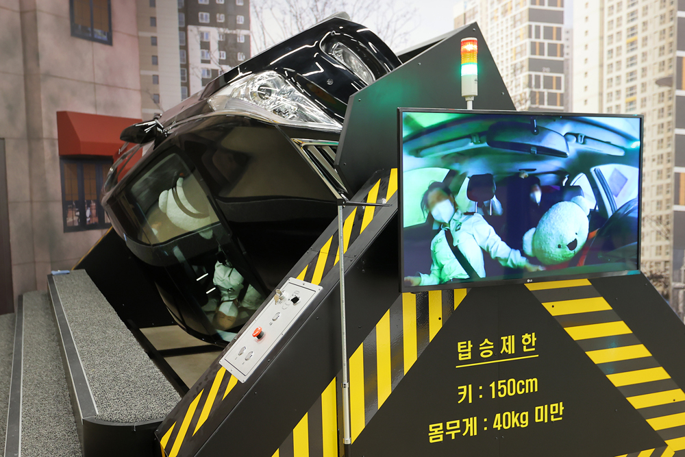 ‘2 ZONE’은 교통안전 체험공간이다. ‘승용차 안전체험’의 모습.