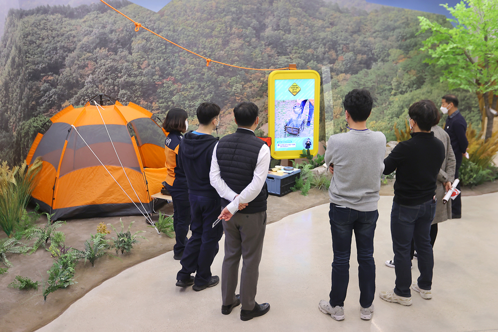 체험객들이 ‘4 ZONE’에서 캠핑장 안내 교육을 듣고 있는 모습. 4 ZONE은 야외 및 농촌 안전 체험을 해볼 수 있는 곳이다.