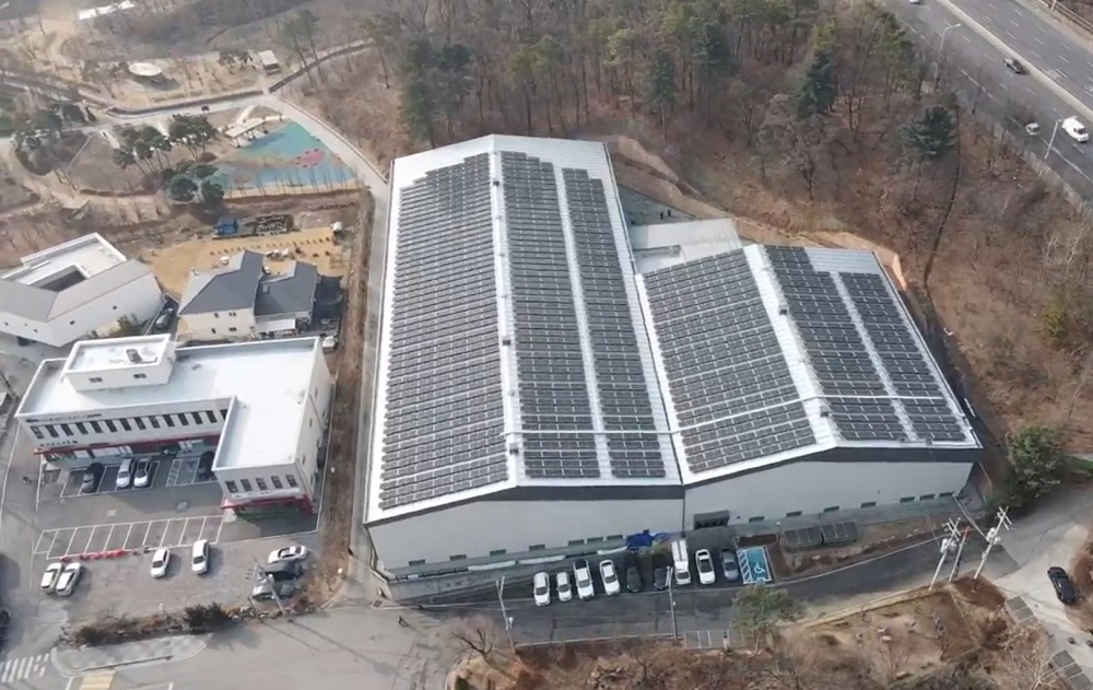 의정부시 호원실내테니스장에 마련된 ‘경기도 에너지협동조합 햇빛발전소 1~5호기’ 자료 사진.