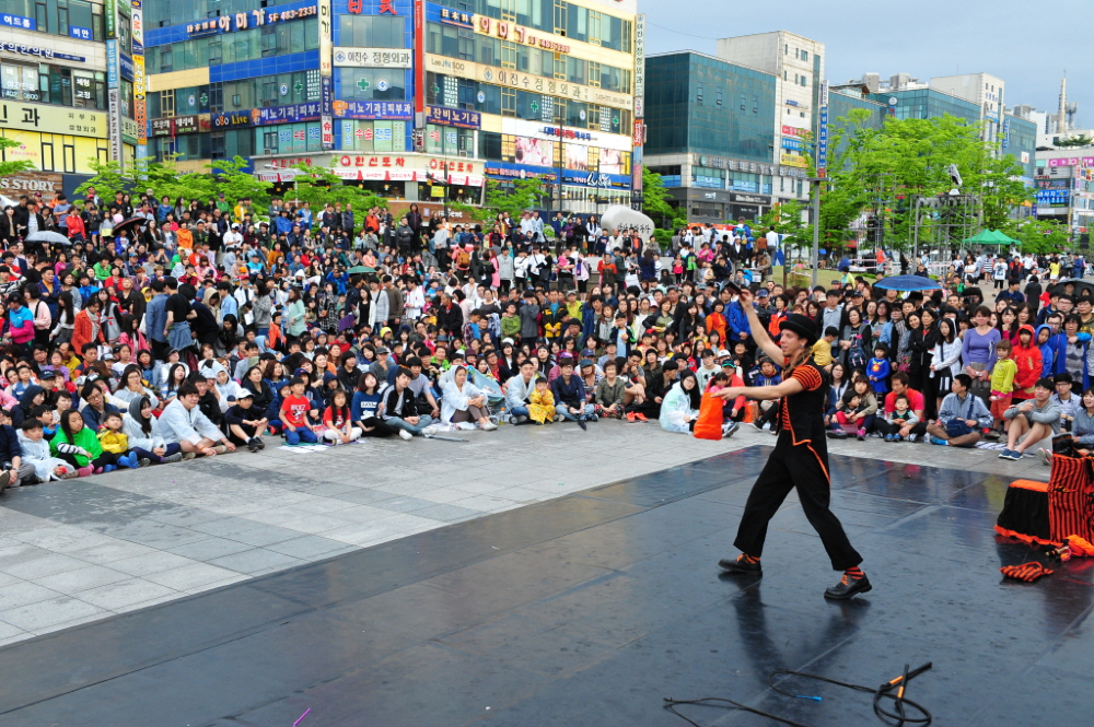 안산시에서는 5일부터 8일까지 안산국제거리극축제가 개최된다. 