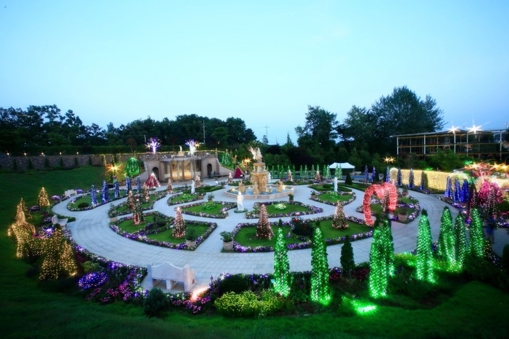 파주시에 위치한 퍼스트가든에서는 아름다운 조명으로 정원을 장식한 별빛축제를 365일 연중운영하고 있다.