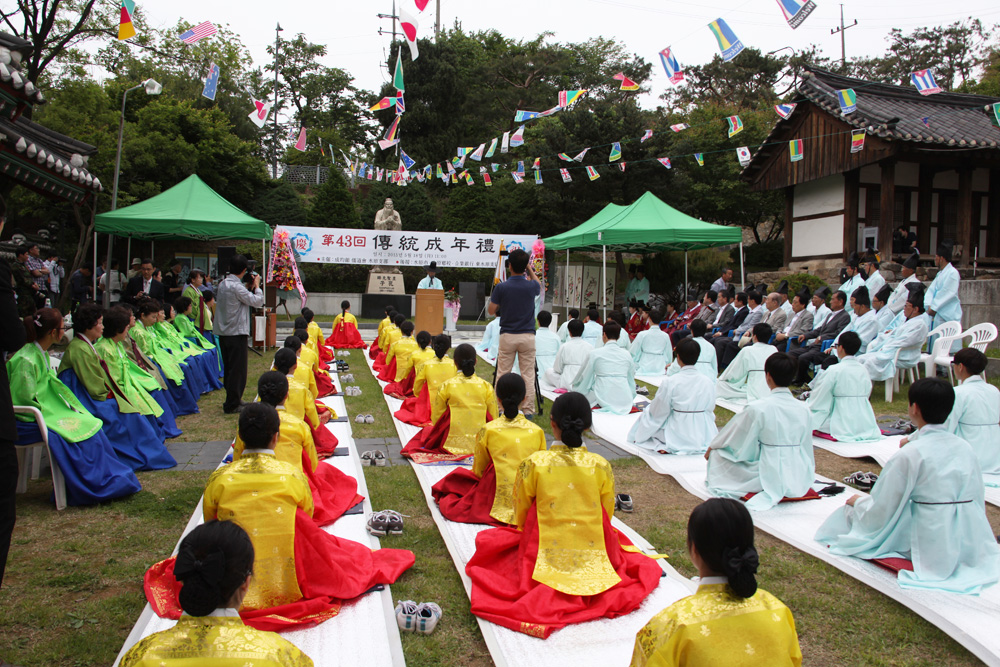 수원향교는 ‘성년의 날’과 관련, 수원 시내 고등학교 학생 가운데 대상을 선발하여 매년 ‘전통 성년례(傳統 成年禮)’을 진행하고 있다. 