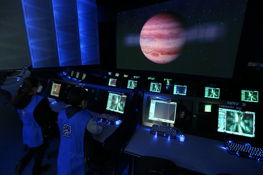 송암스페이스센터는 첨단시설과 다양한 프로그램을 갖추고 생생한 우주관측과 우주체험이 가능하도록 조성된 천문과학 체험실습장이다.