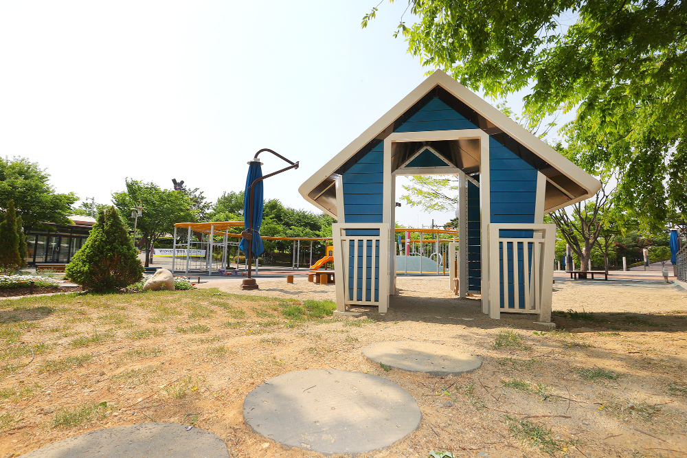 맑음터공원에는 아이들이 즐기기 좋은 놀이시설과 편의시설 등도 자리하고 있다.