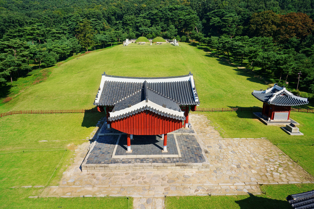 김포 장릉은 1632년(인조 10) 왕으로 추존된 원종(1580∼1619)과 부인 인헌왕후 구씨(1578∼1626)의 무덤이다. 김포 장릉 정자각 전경.