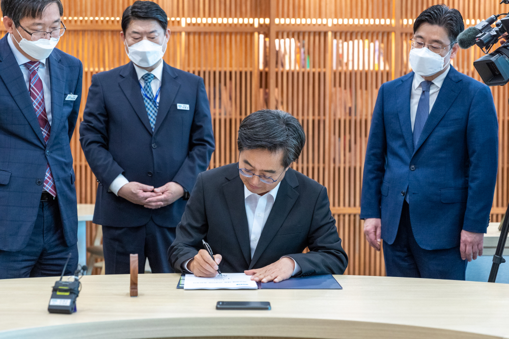 김동연 지사는 취임 첫 결재로 긴급 민생안정 대책이 담긴 ‘비상경제 대응 민생안정 종합계획’에도 서명했다.