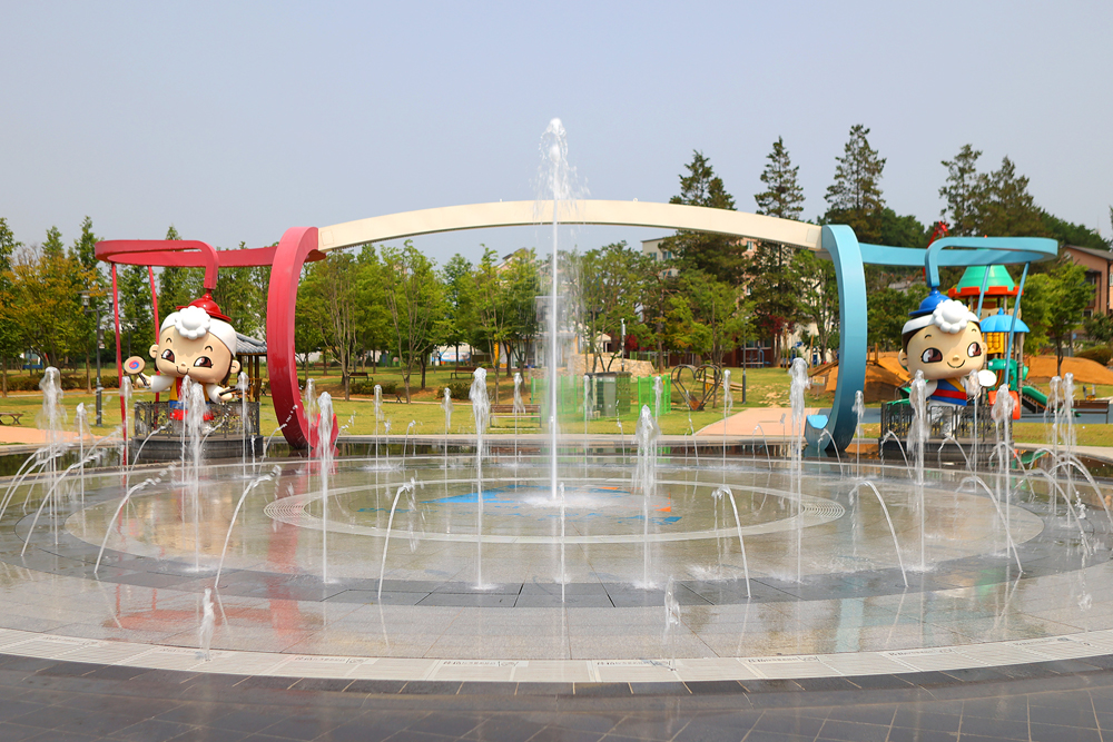 공원 중앙에는 바우덕이 캐릭터와 함께 음악분수대가 설치돼있다.