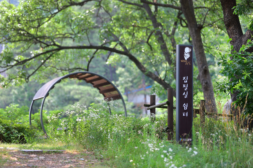 둘레길 코스 중 하나인 박두진 집필실 쉼터에서는 경기 안성 14, 16호 지정된 느티나무들도 만나볼 수 있다.